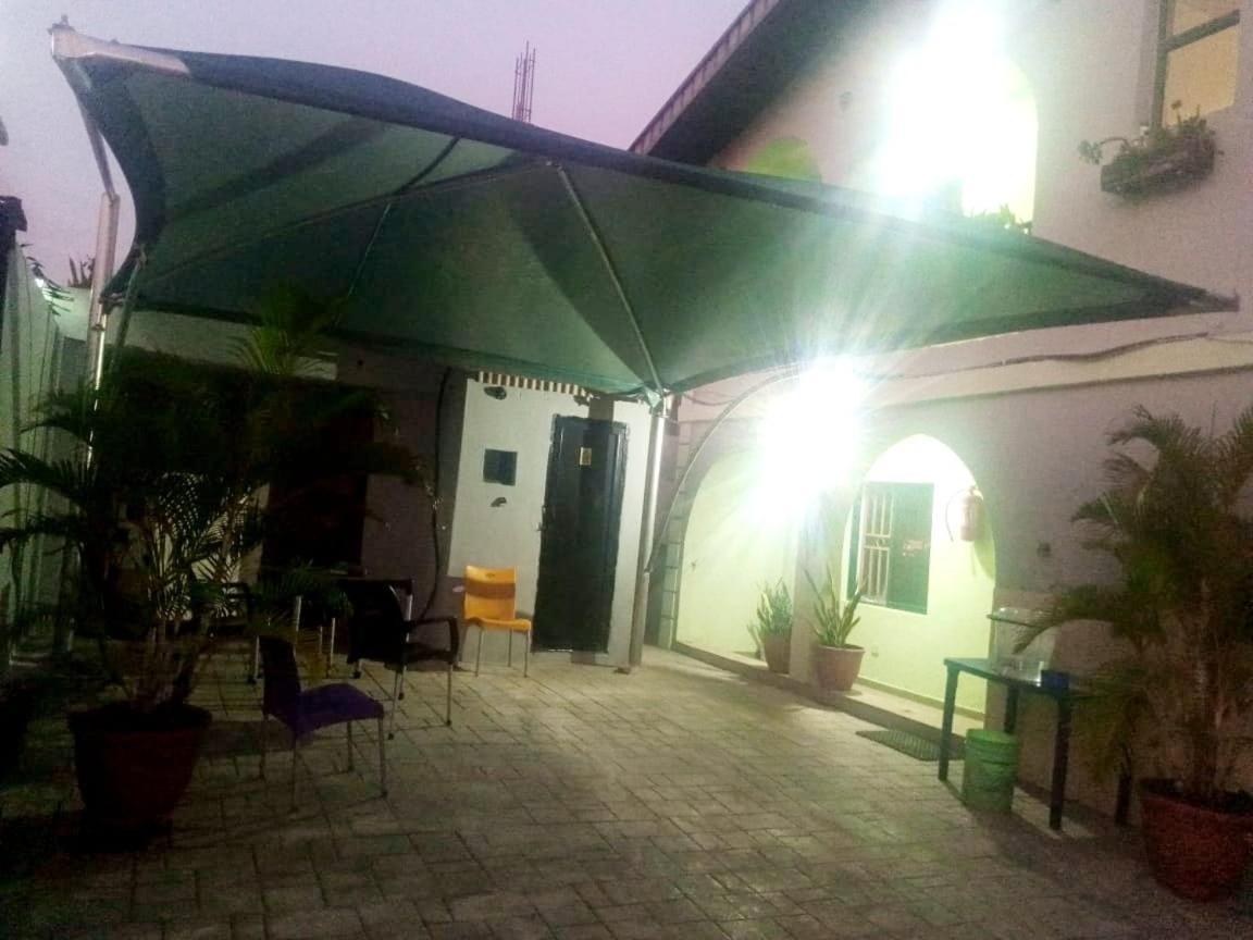 Staycation Suites And Apartment Lagos Exteriör bild